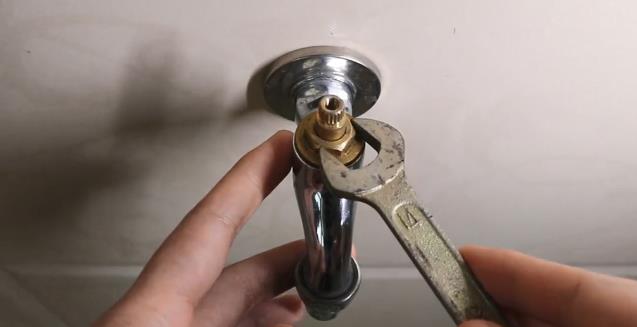 水龍頭滴水怎么處理？看步驟圖跟著老師傅一步步操作一下吧！